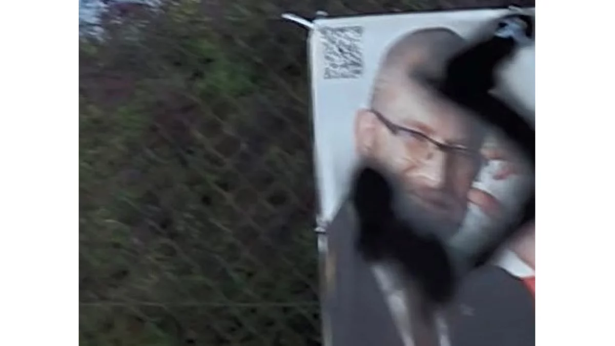 Lubartów:  Kto namalował swastykę na banerze Grzegorza Brauna? Przyznaje się znany samorządowiec - Zdjęcie główne
