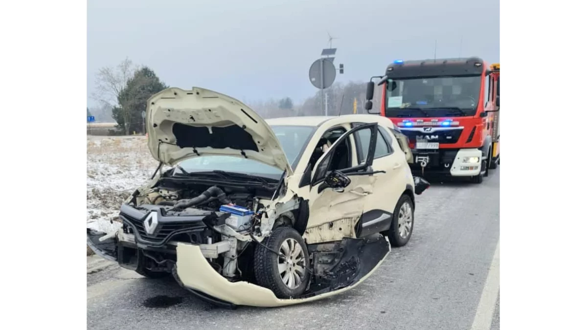 Zderzenie na obwodnicy, kobieta przewieziona do szpitala. Służby podają szczegóły zdarzenia - Zdjęcie główne