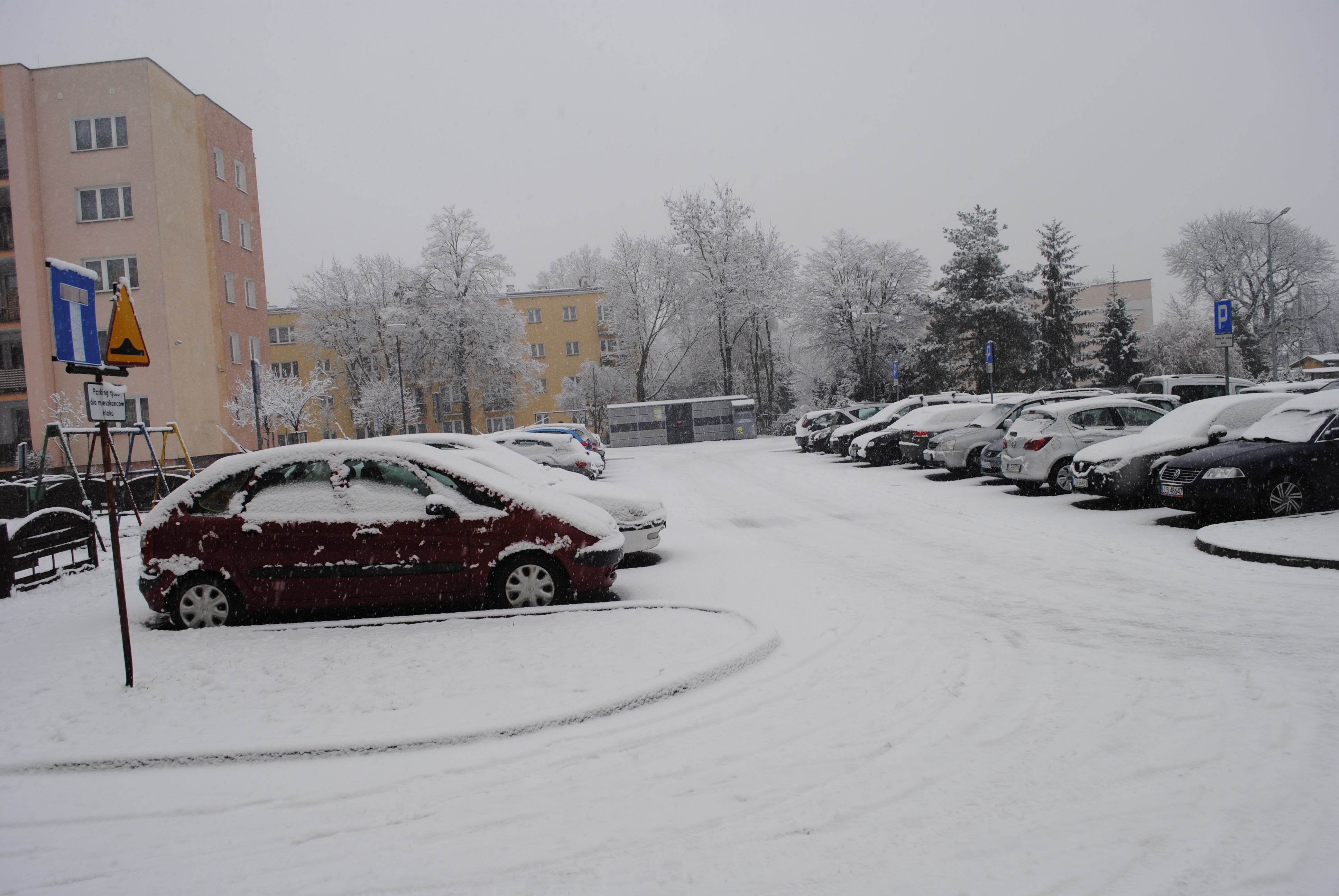 Ośnieżony parking na osiedlu przy ul. Powstańców Warszawy