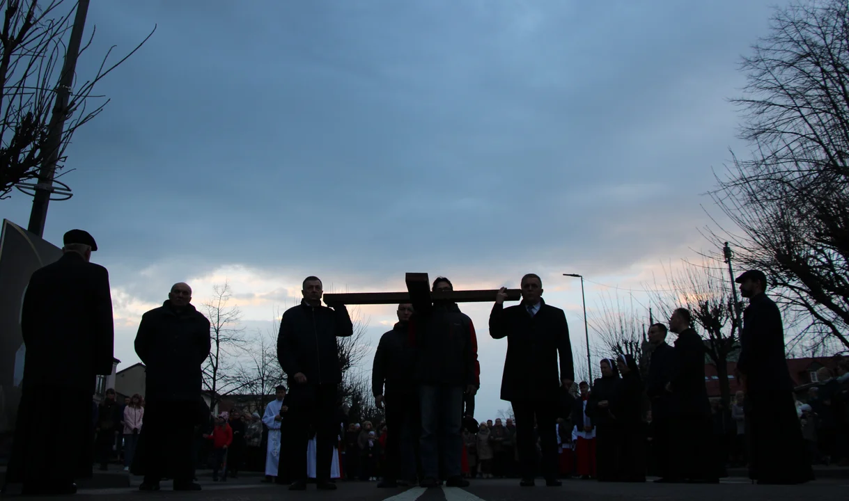 Droga Krzyżowa w Lubartowie w intencji Ukrainy. Nawet dzieci niosły krzyż (zdjęcia) - Zdjęcie główne