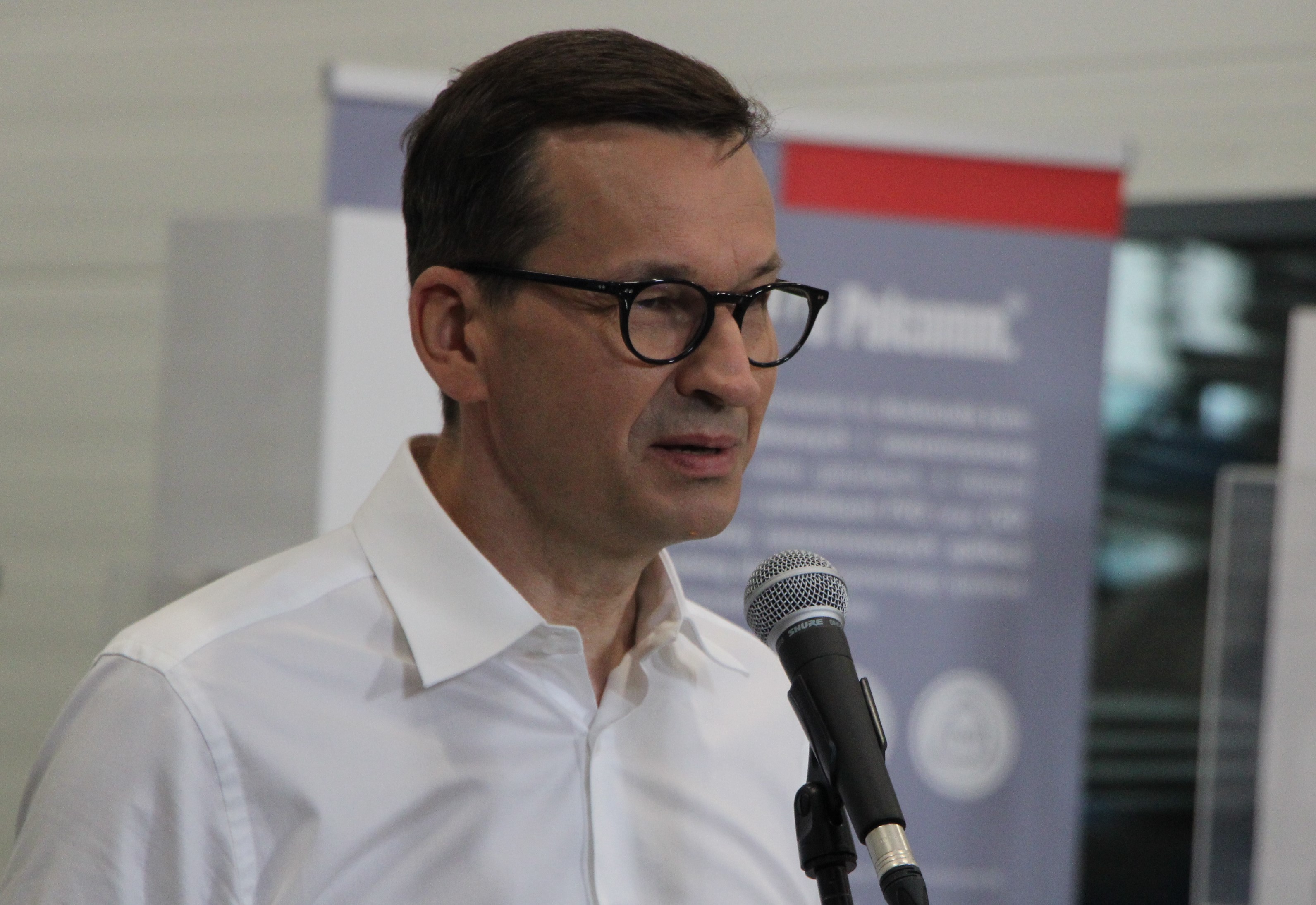 Premier Mateusz Morawiecki odwiedził Stellarium w Niedźwiadzie i Polcomm w Chlewiskach - Zdjęcie główne