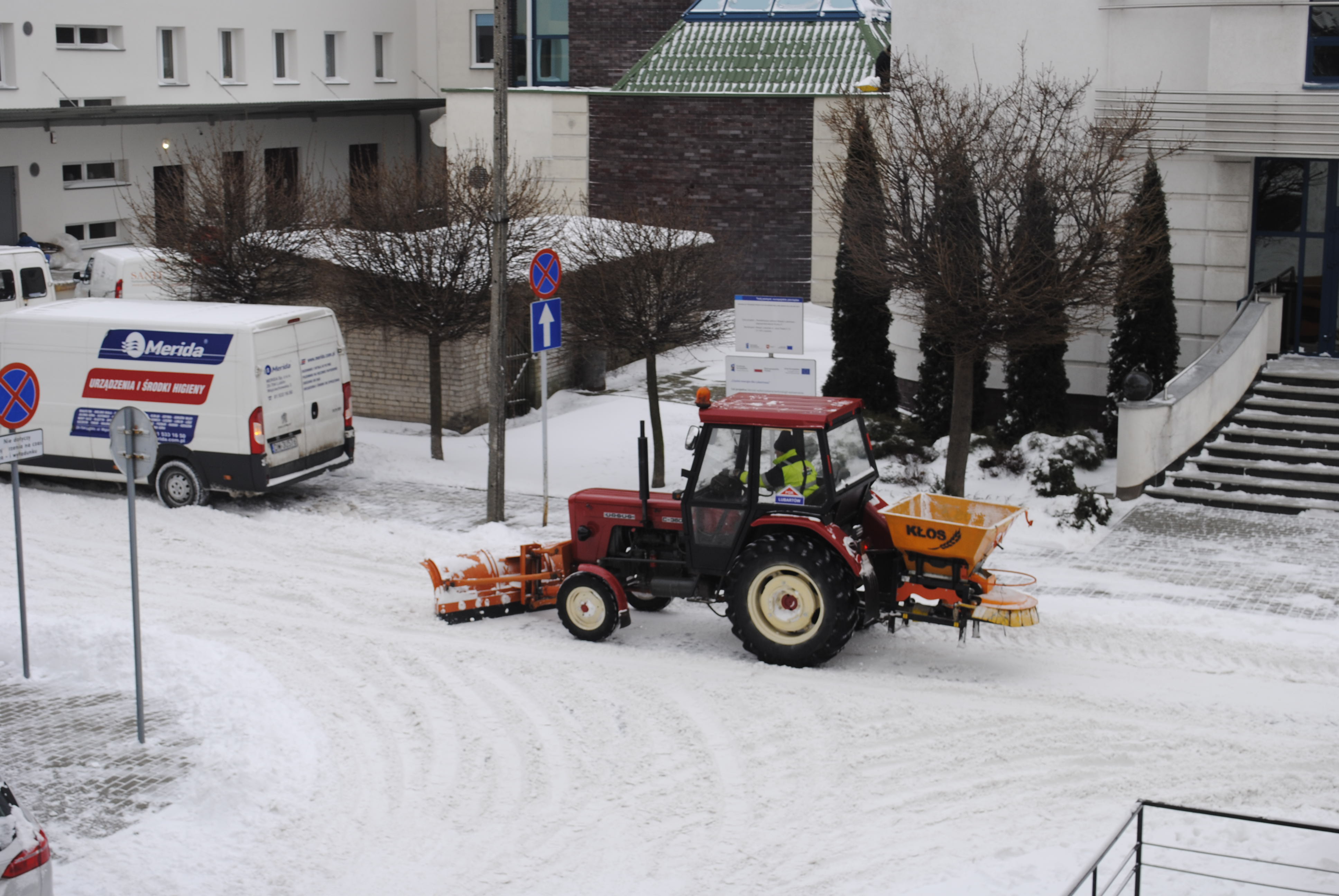 Lubartów po śnieżycy: pługi śnieżne i łopaty poszły w ruch - Zdjęcie główne