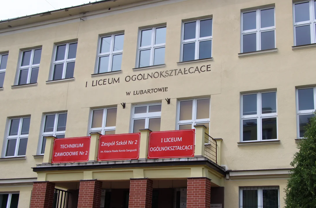  Uczniowie ZS 2 w Lubartowie przyszli pod szkołę. Dlaczego bronią Zbigniewa Sajdy? - Zdjęcie główne