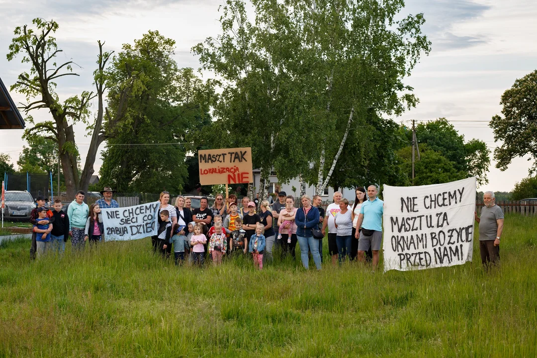 Gm. Uścimów. Protest przeciwko budowie masztu sieci PLAY.  Mieszkańcy są na „tak”, ale nie w tym miejscu - Zdjęcie główne