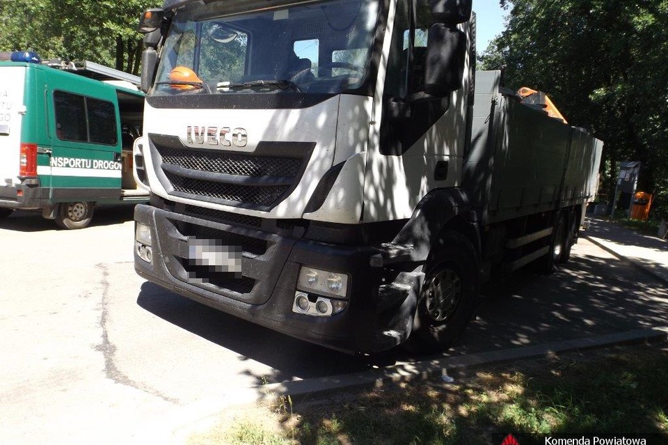 Bus i ciężarówka zderzyły się pod wiaduktem - Zdjęcie główne