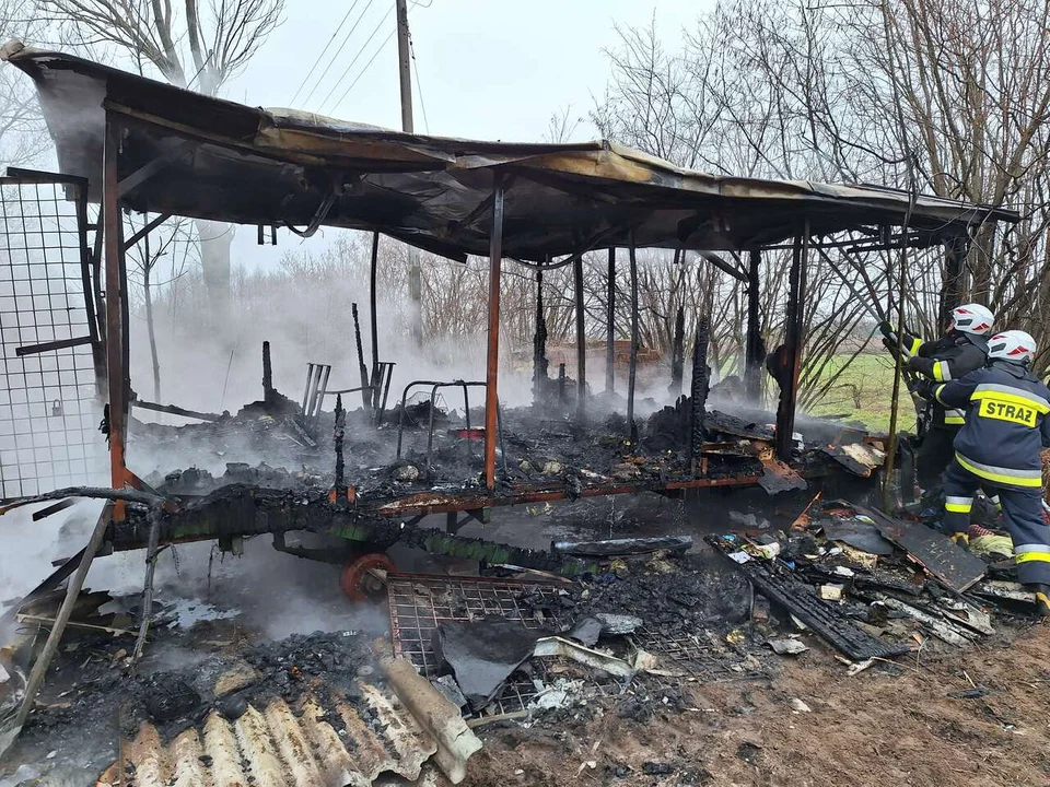 Pożar w Nowodworze. Mężczyzna przekazany personelowi medycznemu - Zdjęcie główne