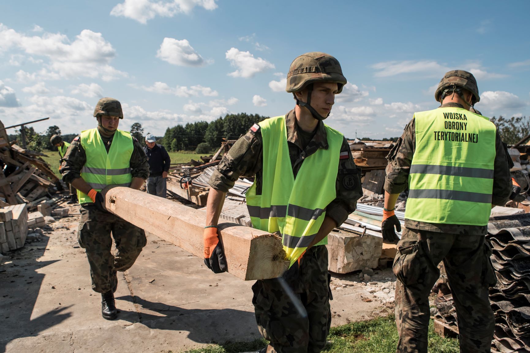 Województwo lubelskie: Terytorialsi pomagają w usuwaniu skutków nawałnic - Zdjęcie główne