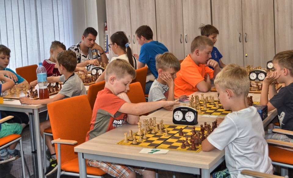 Wakacyjne szachy w LOK - Zdjęcie główne