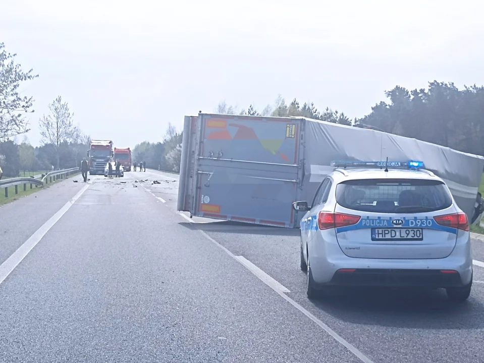Osobówka zderzyła się z ciężarówką na obwodnicy Lubartowa - Zdjęcie główne