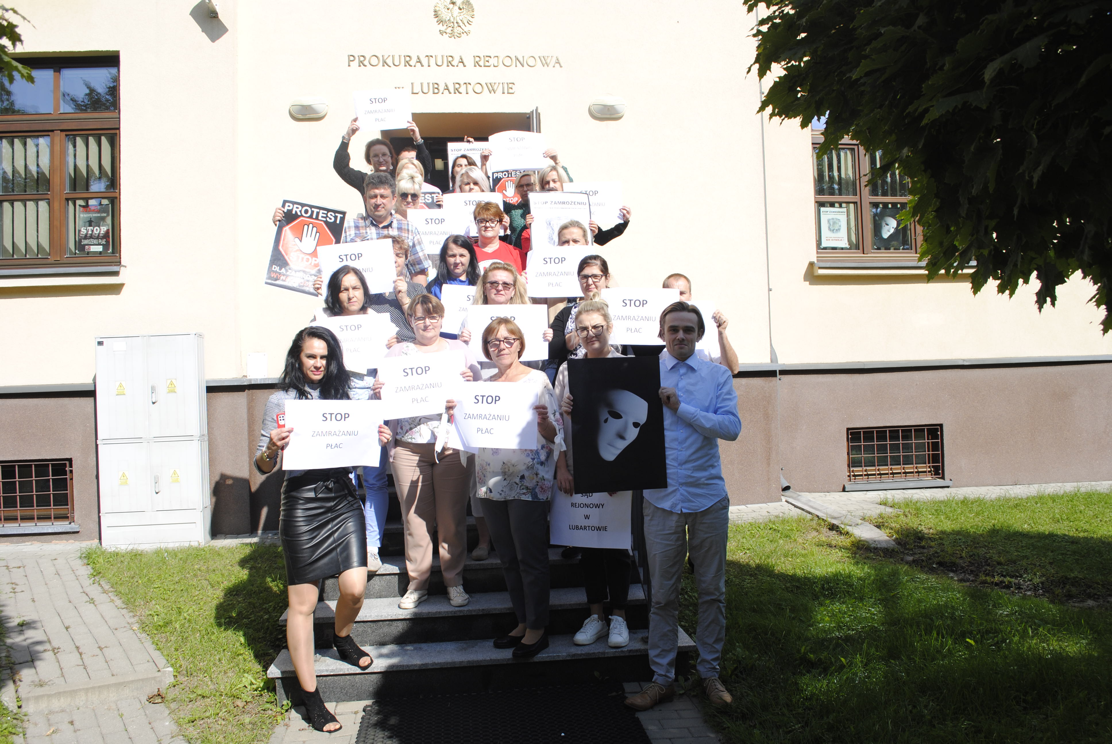 Lubartów: trwa protest w prokuraturze i sądzie. To już szósty tydzień - Zdjęcie główne