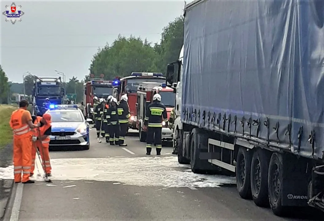 Lubartów: Bus zderzył się z ciężarówką wiozącą paliwo - Zdjęcie główne