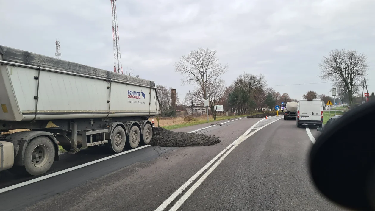 Frakcja sucha z biogazowni pokryła drogę w Firleju. Zablokowała "dziewiętnastkę" - Zdjęcie główne