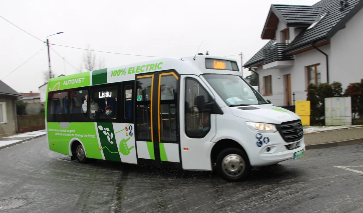 Ruszyła komunikacja miejska  w Lubartowie. Elektrobus jeździ po ulicach - Zdjęcie główne