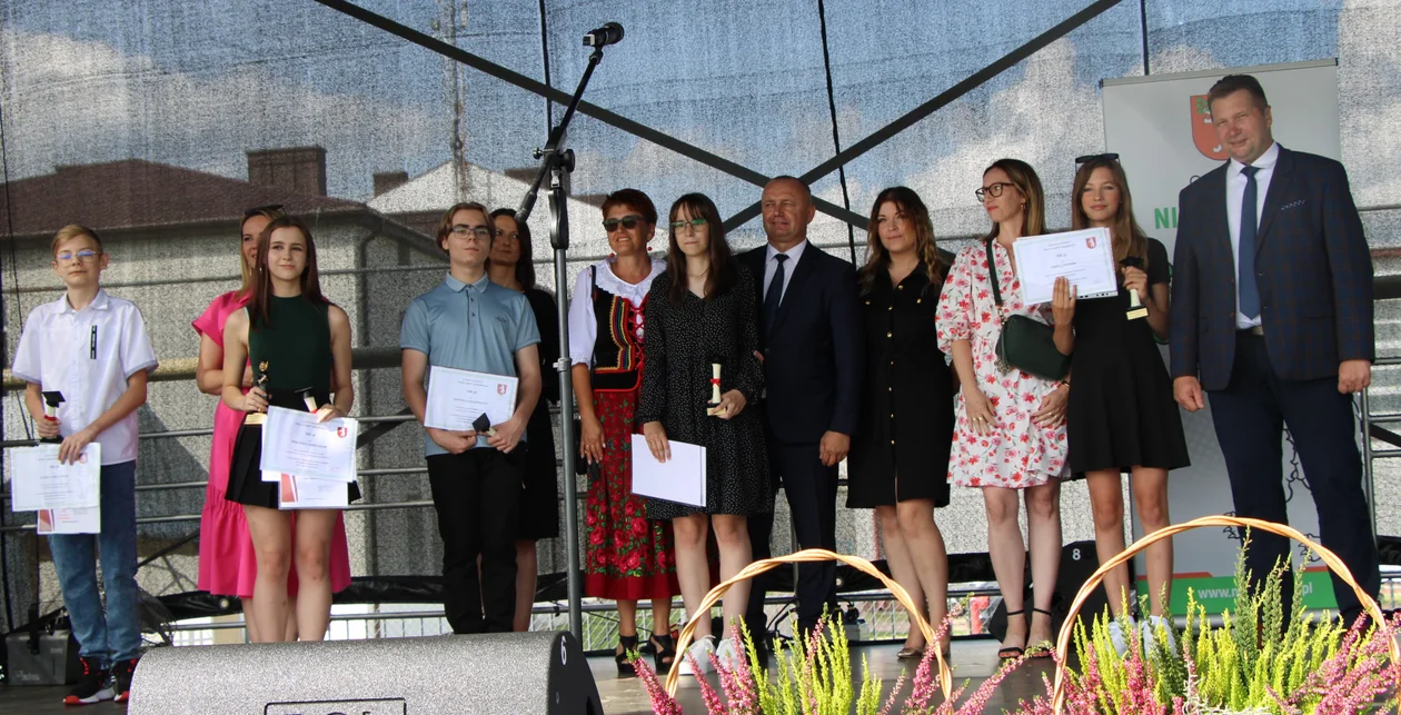Uczniowie z gminy Niedźwiada z nagrodami za wyniki w nauce. Wręczał je minister Czarnek - Zdjęcie główne