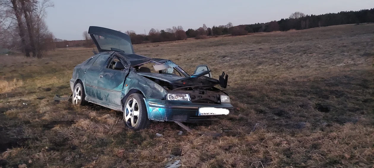 Dachowanie w Kamionce. Poszkodawana osoba zabrana przez śmigłowiec ratowniczy - Zdjęcie główne