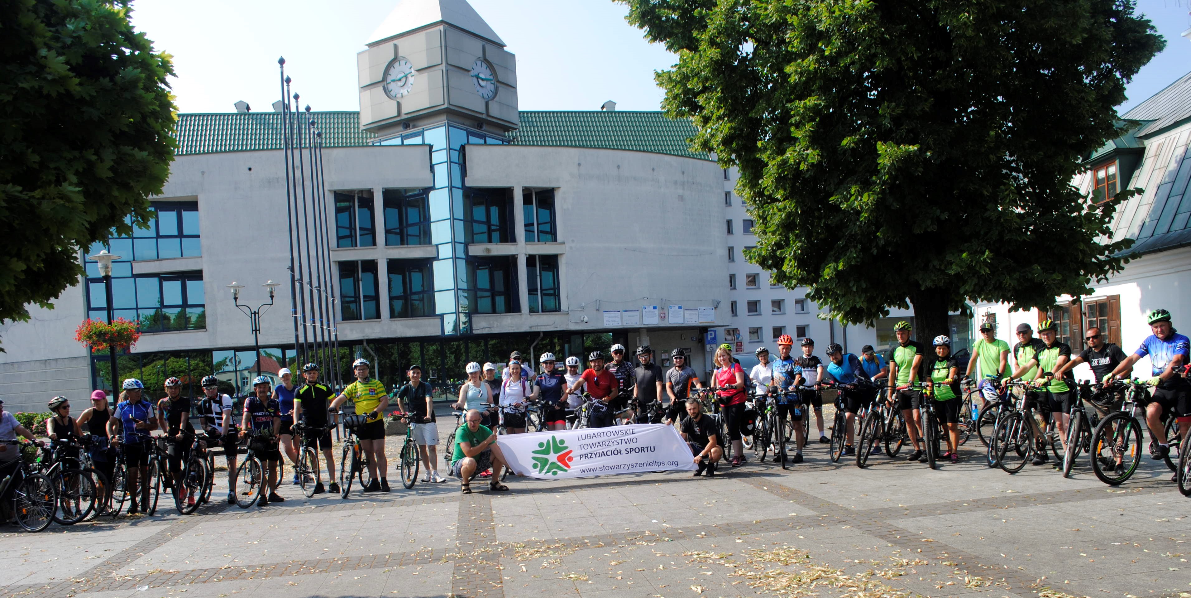 Pół setki rowerzystów wyruszyło z Lubartowa. Mają do wyboru trasę 50 lub 100 kilometrów - Zdjęcie główne