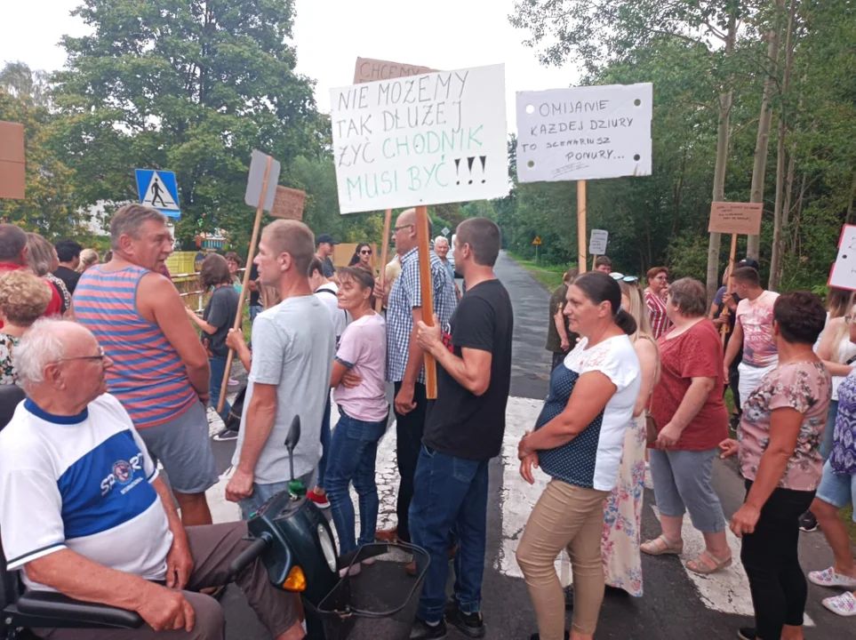 Trwa protest mieszkańców Jedlanki. "Zapraszamy do chodzenia" - mówią do kierowców AKTUALIZACJA - NOWE ZDJĘCIA (zdjęcia) - Zdjęcie główne