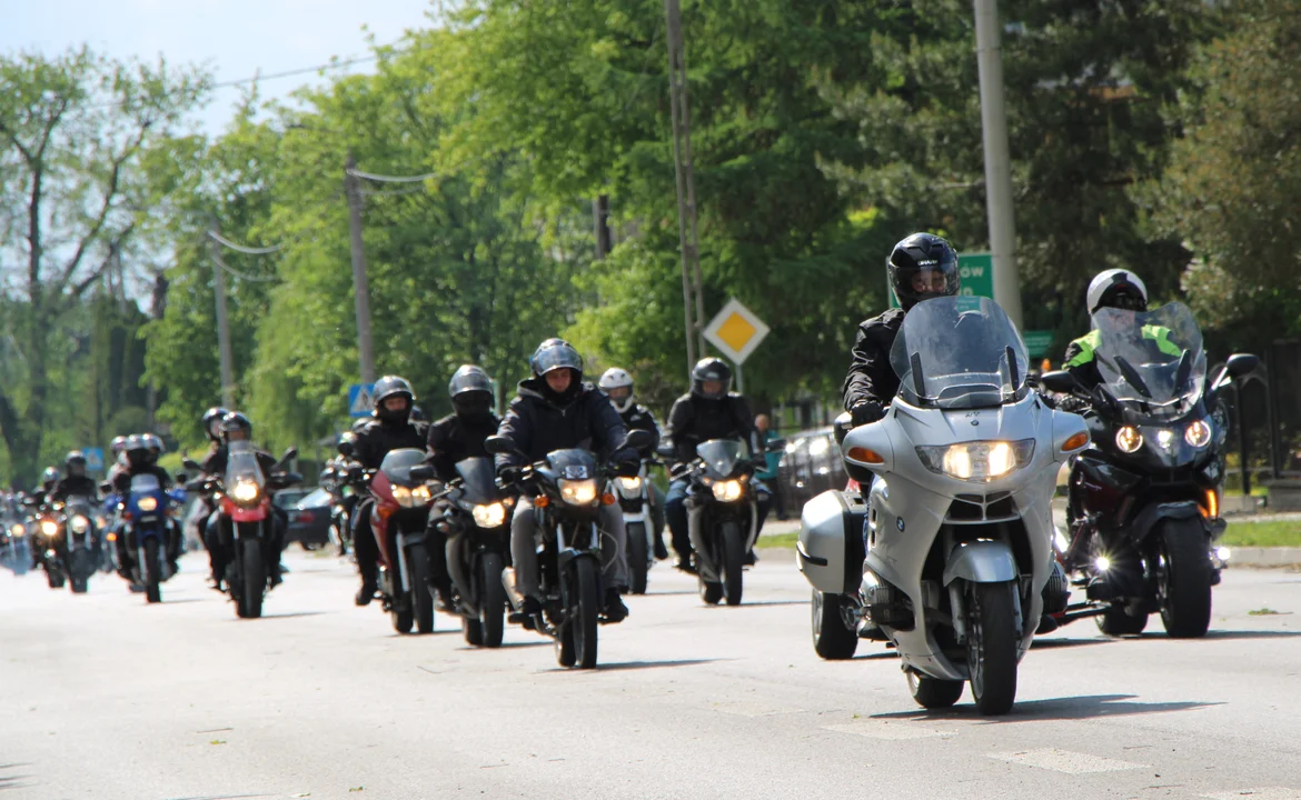 Setki motocykli pod starostwem w Lubartowie. 13. Kapucyński Piknik Motocyklowy (zdjęcia) - Zdjęcie główne