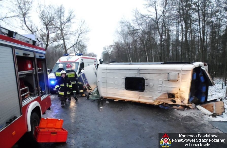 Bus wywrócił się na jezdni - Zdjęcie główne