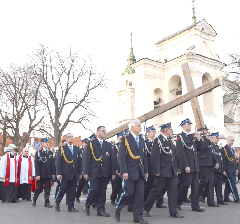 Droga Krzyżowa wraca na ulice Lubartowa. Porządek Triduum Paschalnego i Świąt Wielkanocnych w parafii św. Anny w Lubartowie - Zdjęcie główne