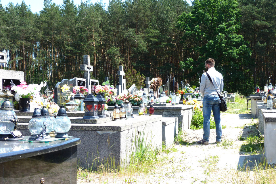 Prowokacja na cmentarzu - Zdjęcie główne