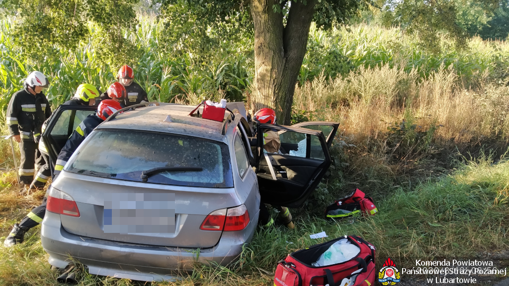 BMW uderzyło w drzewo pod Samoklęskami, cztery osoby poszkodowane - Zdjęcie główne