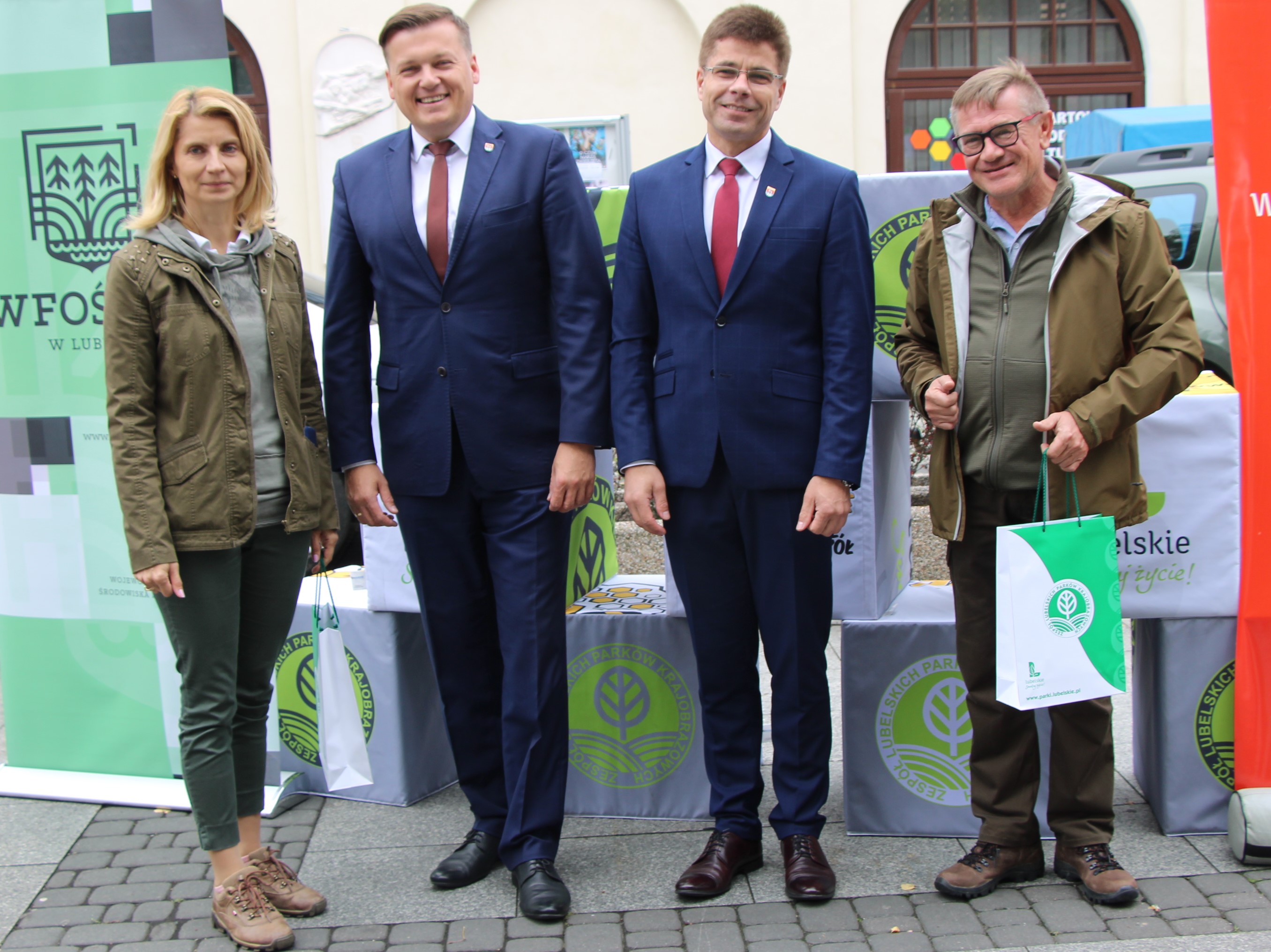 Od lewej dyrektor Zespołu Lubelskich Parków Krajobrazowych Justyna Jędruch, burmistrz Krzysztof Paśnik, zastępca burmistrza Tadeusz Małyska, kierownik Oddziału Zamiejscowego ZLPK Andrzej Kardasz