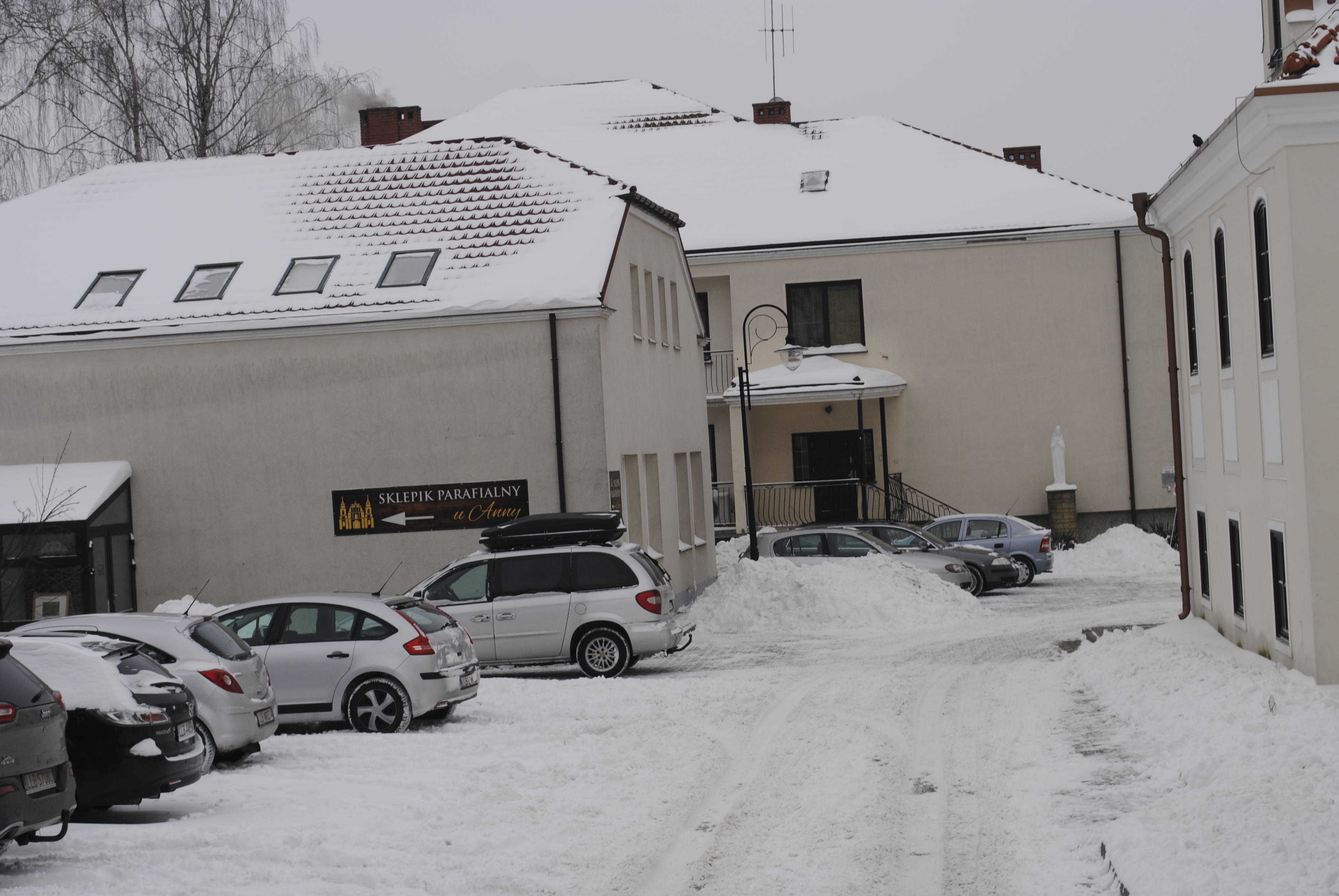 Parking przed plebanią parafii św. Anny