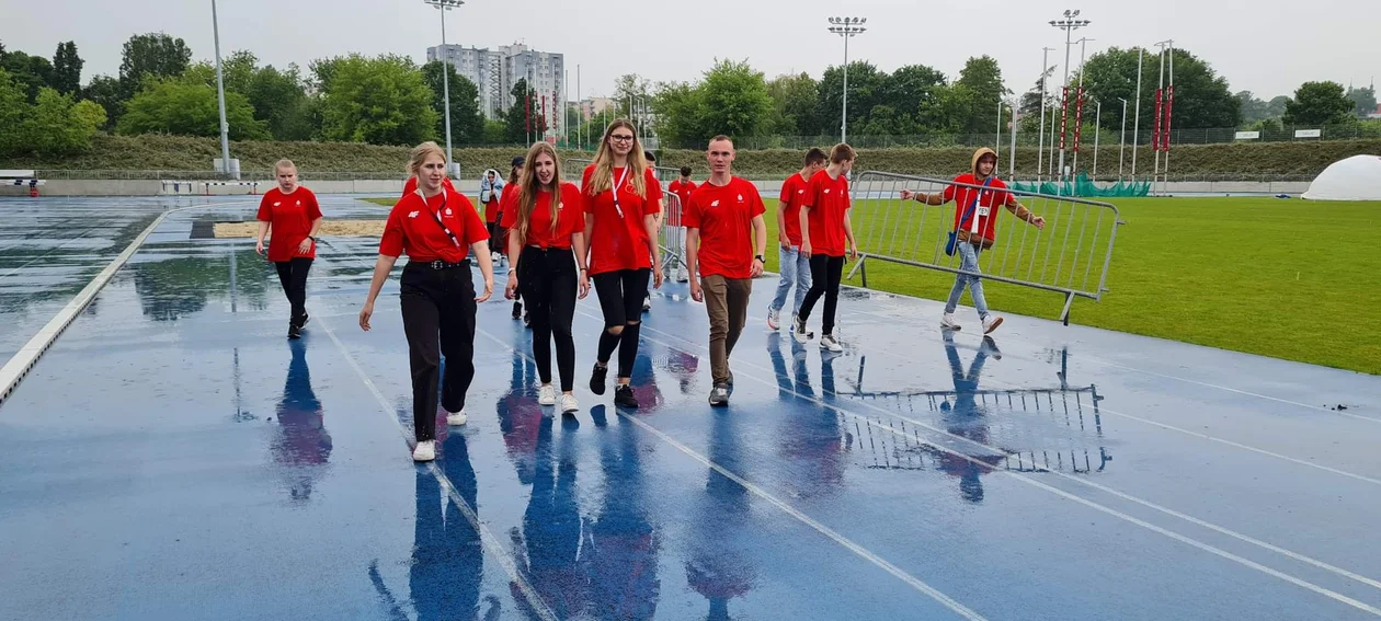 Wolontariusze z RCEZ w Lubartowie na Biegach Solidarności. Zabezpieczali trasę biegu (zdjęcia) - Zdjęcie główne