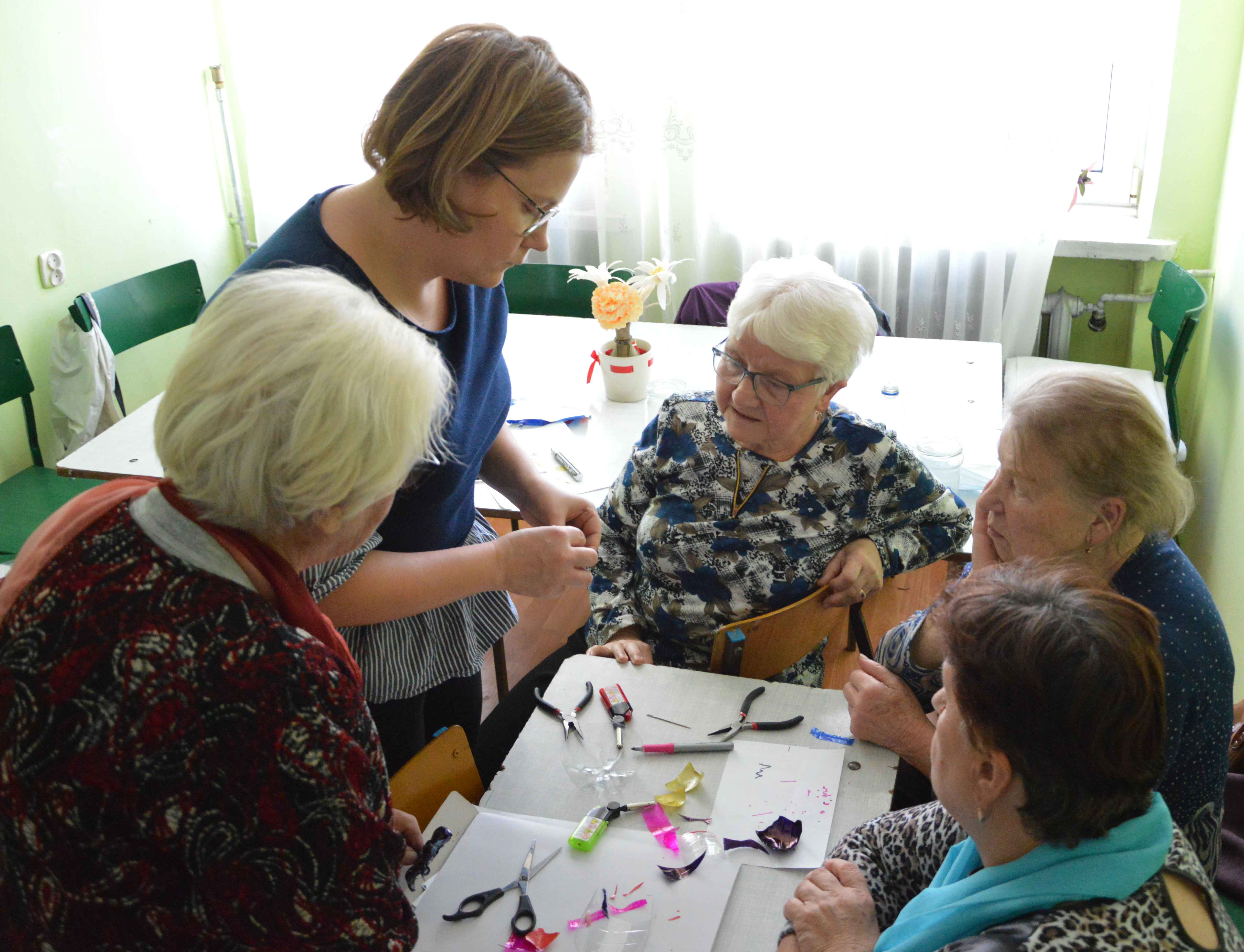 ECO SENIORzy z Michowa z tymi broszkami pójdą na bal. Warsztaty recyklingowe "Wspólnoty" i Grupy Azoty Puławy [ZDJĘCIA] - Zdjęcie główne