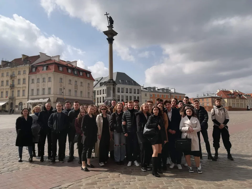 Śladami historii i sztuki. Maturzyści z II LO w Lubartowie w  Zamku Królewskim i teatrze - Zdjęcie główne