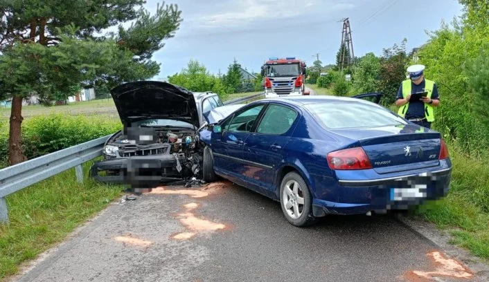 Peugeot zderzył się z Volkswagenem. Policja podaje szczegóły zderzenia w Antoniówce - Zdjęcie główne