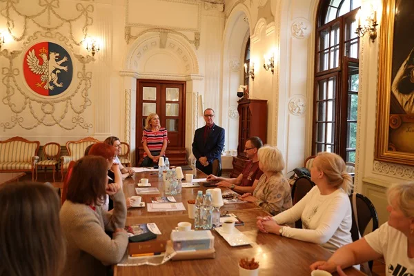 Biblioteczne spotkanie w pałacu - Zdjęcie główne