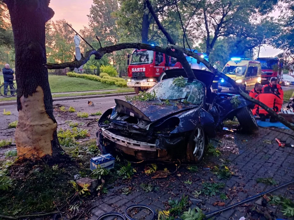 Śmiertelny wypadek w Kocku. Samochód uderzył w drzewo - Zdjęcie główne