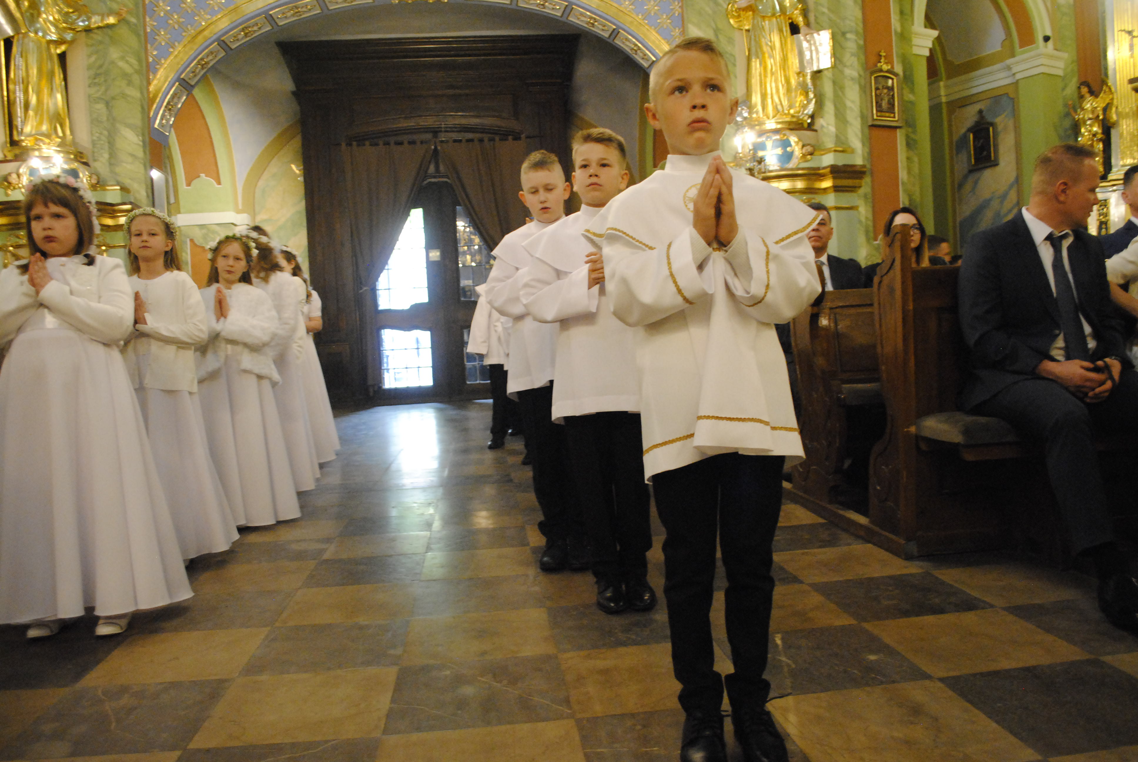 Dzieci z I grupy przyjęły komunię na mszy o godz. 10