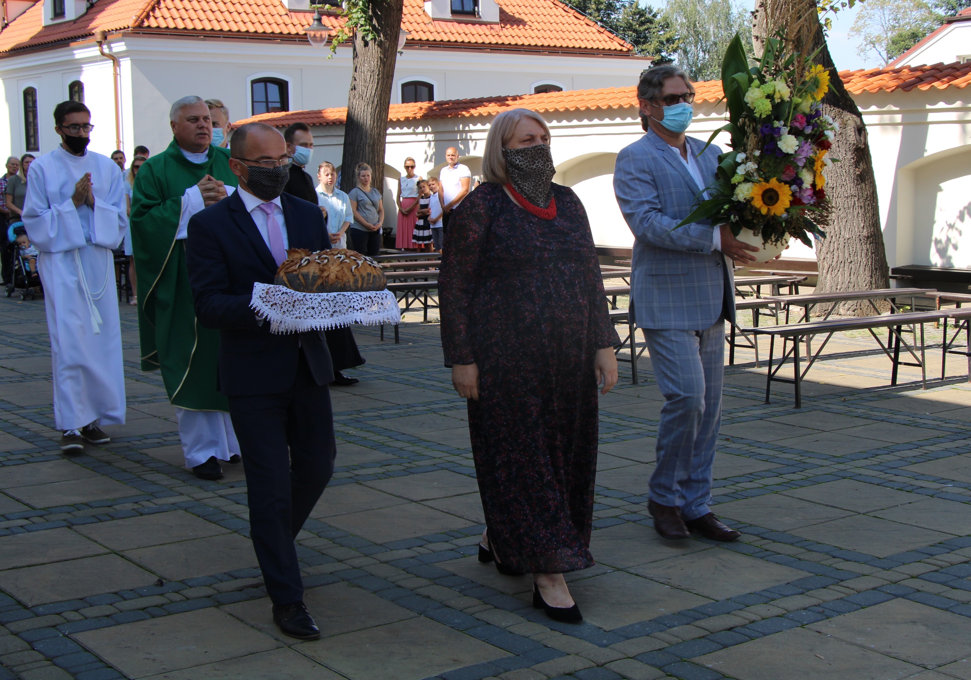 Sekretarz powiatu Michał Rola, starosta Ewa Zybała i przewodniczący Rady Powiatu Tomasz Marzęda