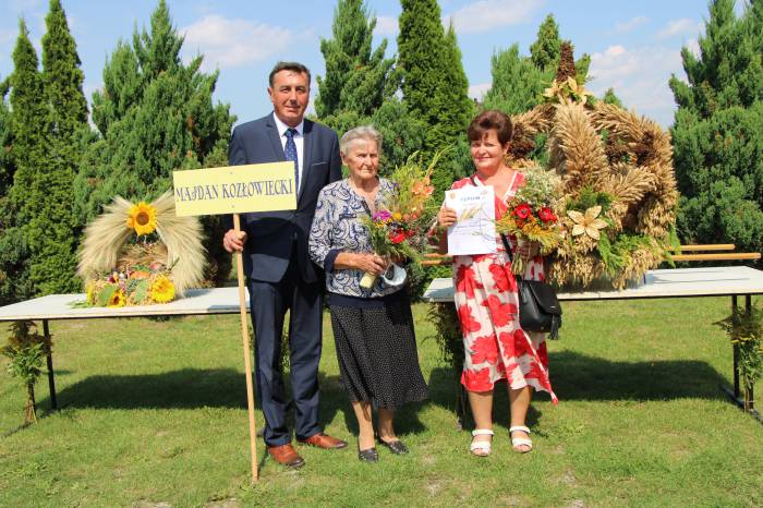 Panie z Majdanu Kozłowieckiego z wójtem Krzysztofem Kopyściem 