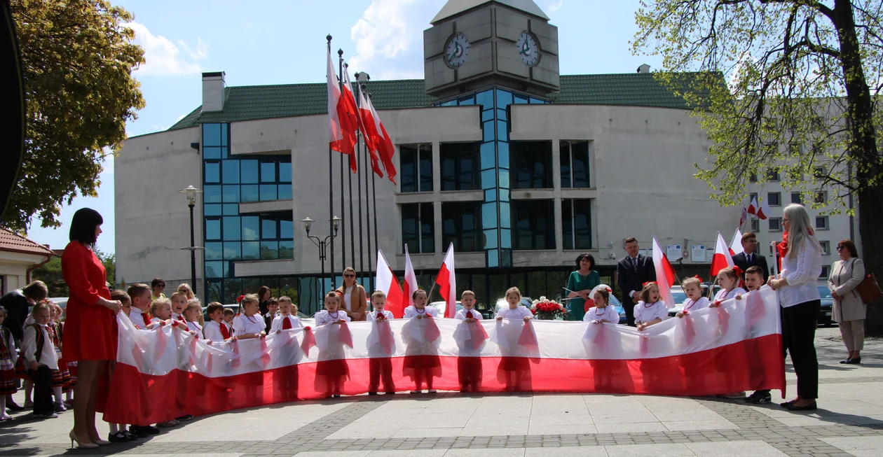 Dzień Flagi w Lubartowie. Dzieci z lubartowskich przedszkoli układały barwy biało - czerwone (zdjęcia) - Zdjęcie główne
