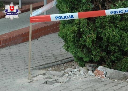 Nietrzeźwy kierowca wjechał w znak drogowy na parkingu komendy - Zdjęcie główne