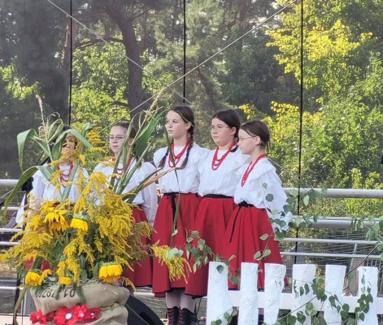 Nie tylko na ludową nutę śpiewali. Występy artystów w Kamionce (video) - Zdjęcie główne