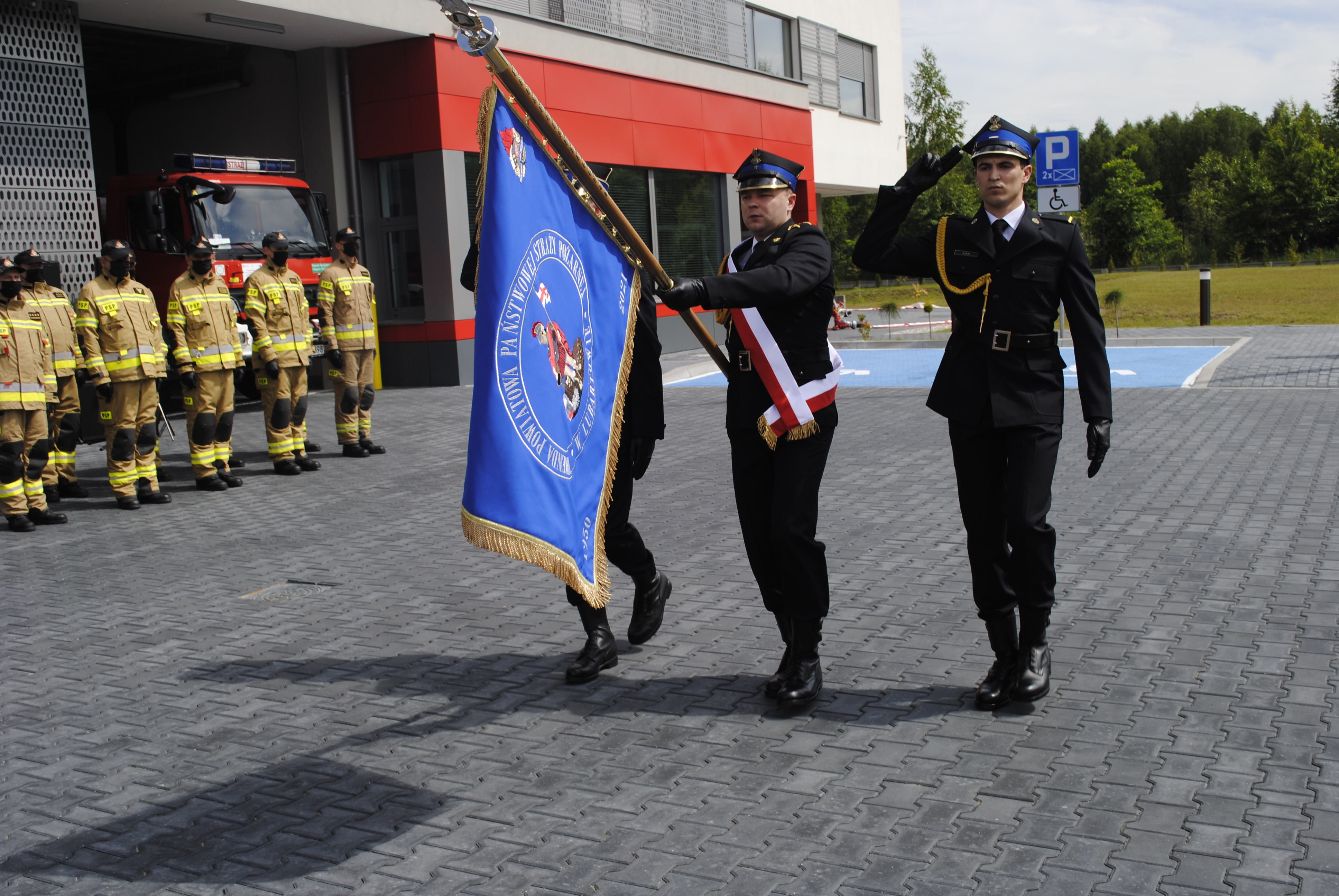 Lubartowscy strażacy mają nowy sztandar i komendę. Już poświęcona - Zdjęcie główne