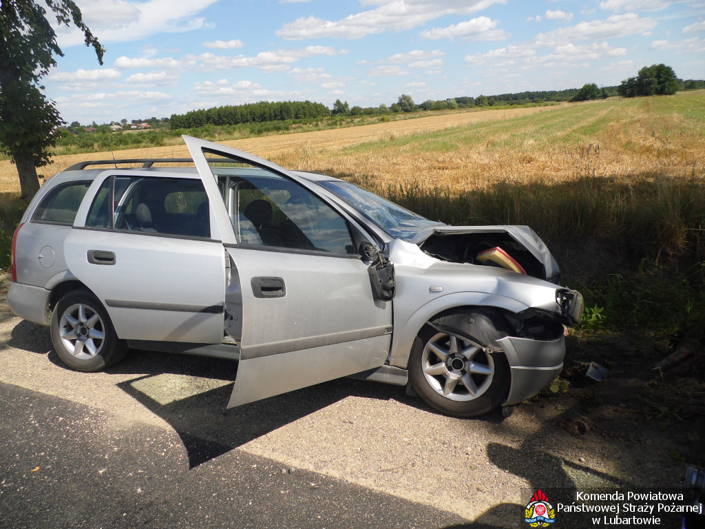 Opel uderzył w drzewo w Woli Sernickiej - Zdjęcie główne