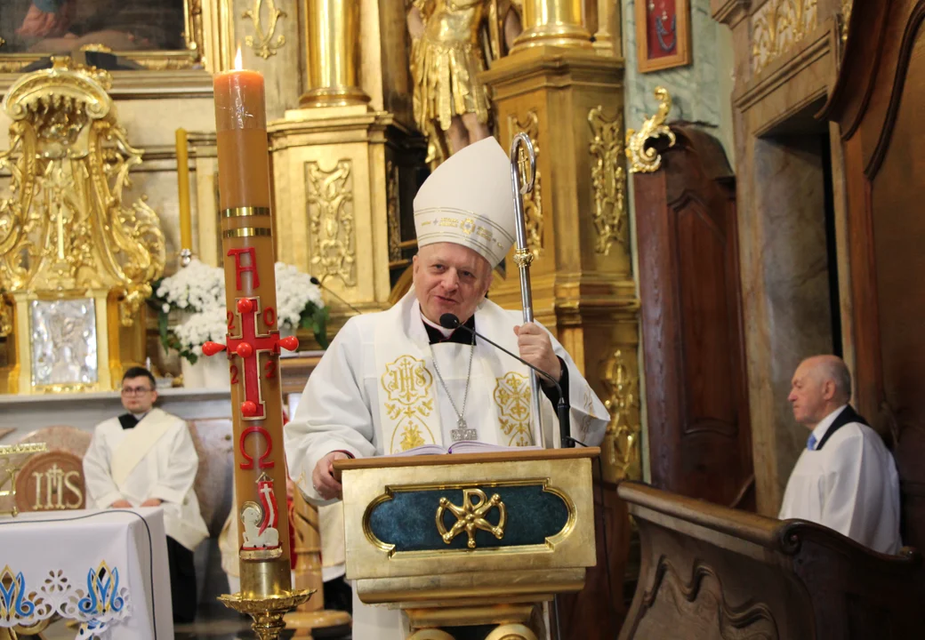 Biskup Józef Wróbel z wizytacją w bazylice św. Anny w Lubartowie. Proboszcz składa sprawozdanie o parafii (zdjęcia) - Zdjęcie główne