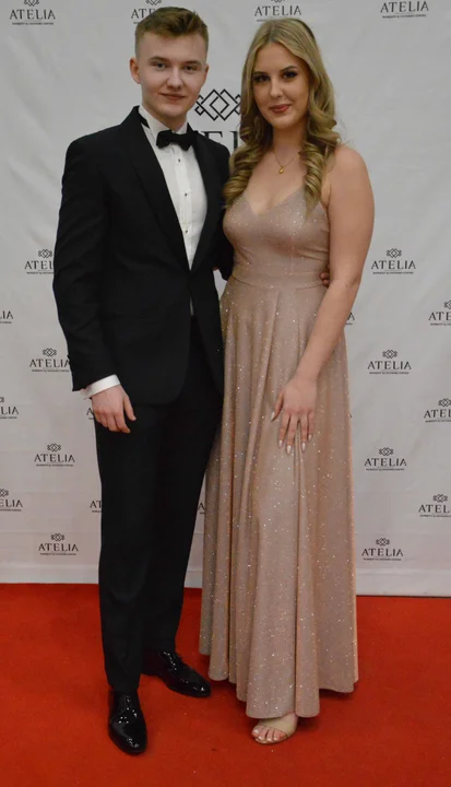 Alicja Paśnik i Kacper Majcher (III A). Alicja: Sukienki szukałam na dwa tygodnie przed studniówką. Mieliśmy łącznie trzy próby poloneza, ale nie jest to zbyt trudna choreografia. Przed polonezem jeszcze stresu nie ma, inaczej jest, gdy już usłyszymy muzykę. Naszym celem jest wspólna zabawa, chcę żebyśmy się razem wybawili. To ostatnia nasza taka wspólna zabawa. To moment, żeby zapomnieć o nauce, maturze, wszystkich tych stresach. Kacper: Rozglądanie się za strojami zaczęło się już dwa, trzy miesiące wcześniej. W przypadku poloneza, jak w przypadku każdego wystąpienia publicznego, jest lekki stresik, ale będzie dobrze. Przyszliśmy się dobrze, bezpiecznie pobawić  