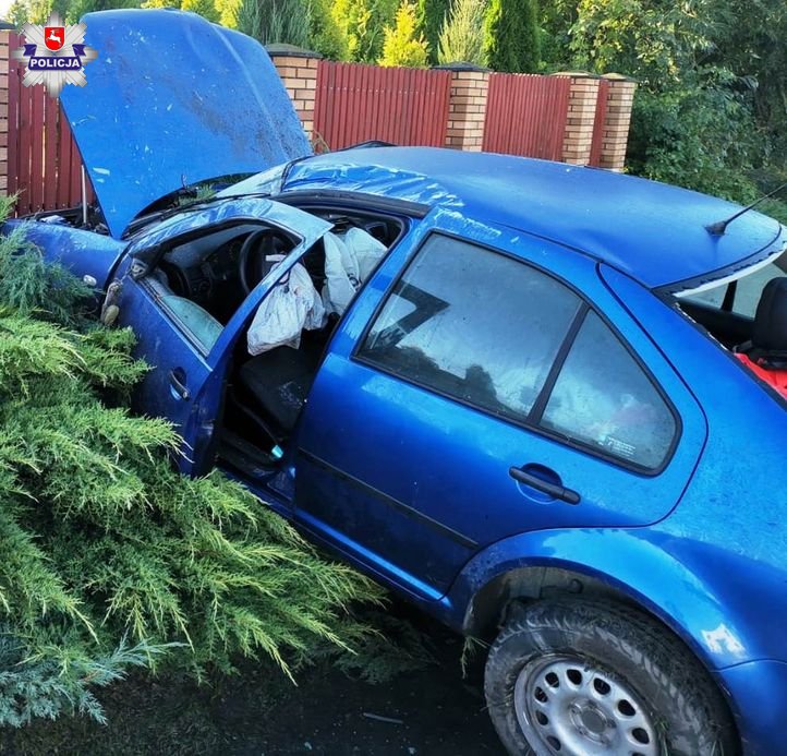 Volkswagen zakończył jazdę w rowie