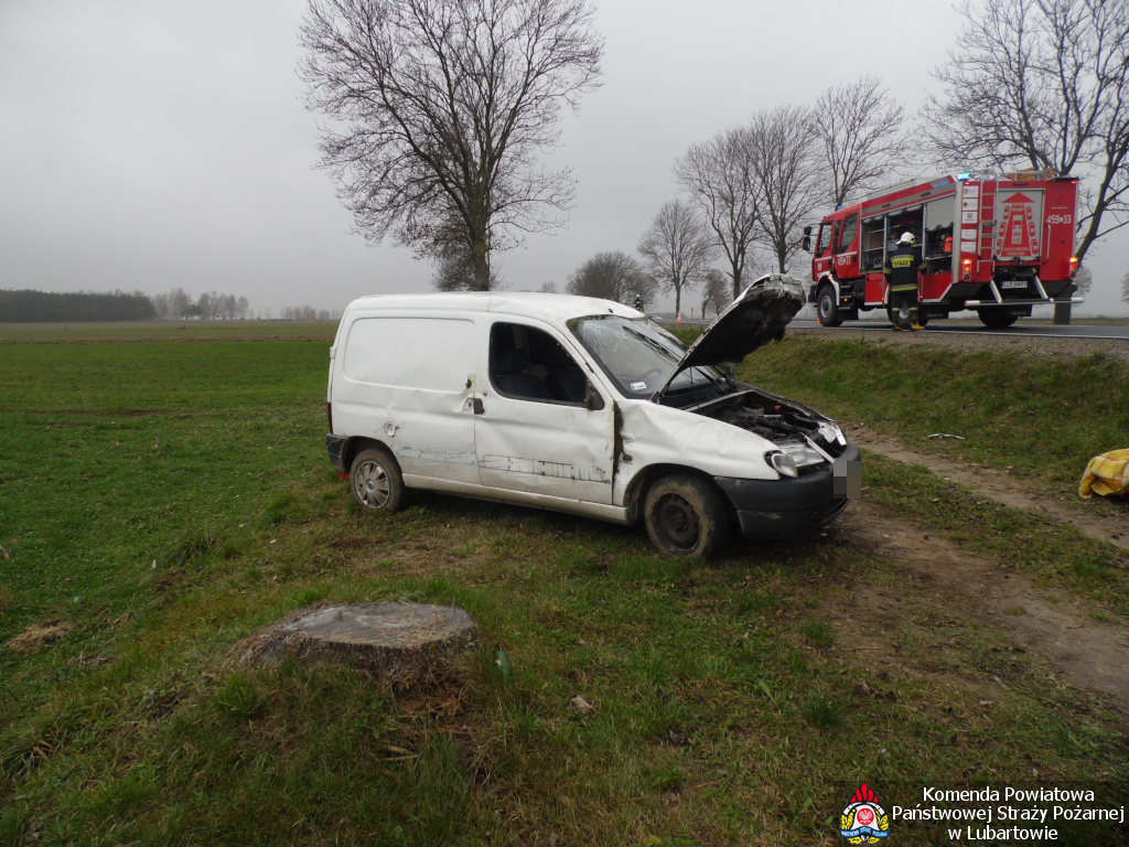 Peugeot w rowie w Białobrzegach, jedna osoba poszkodowana - Zdjęcie główne