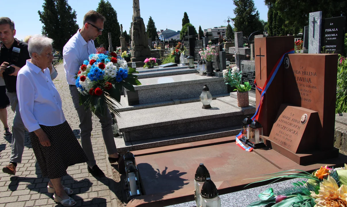 Regionaliści z Lubartowa modlili się za duszę Wandy Śliwiny. Msza, kwiaty na cmentarzu i wystawa w muzeum (zdjęcia) - Zdjęcie główne