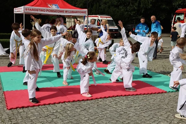 Wakacje! Rozpoczęliśmy od pikniku pod starostwem. - Zdjęcie główne