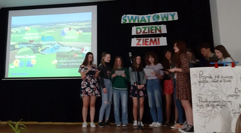 Dzień Ziemi w ZS 2 w Lubartowie. Uroczysty apel w szkole (zdjęcia) - Zdjęcie główne