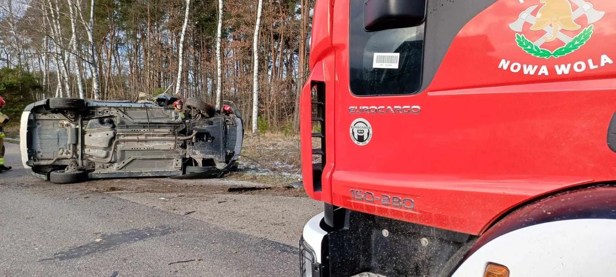 Dachowanie w Nowej Woli. Jedna osoba trafiła do szpitala - Zdjęcie główne